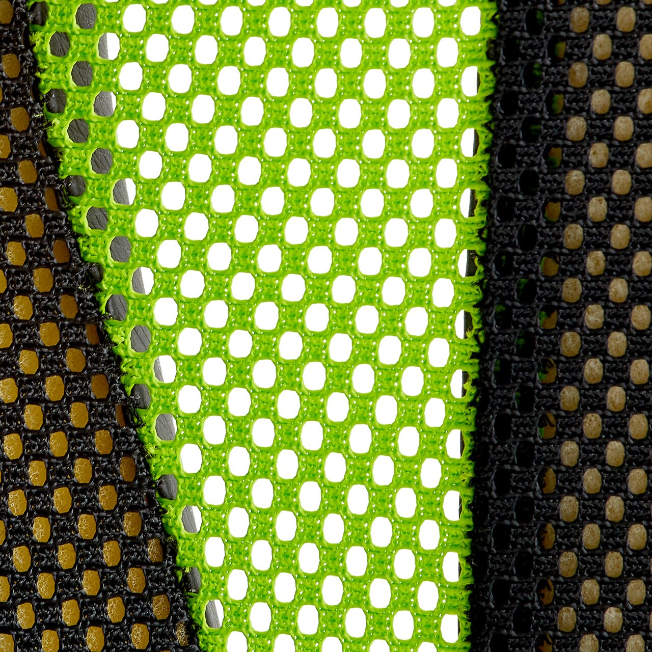 Nahaufnahme eines Gaming-Stuhl-Materials mit grünem und schwarzem Netzgewebe, von oben betrachtet.
