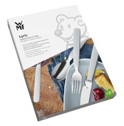Lyric 4-delige kinderbestekset van WMF, bestaande uit een mes, vork, lepel en kleine lepel, op een verpakking met een bermotief, gefotografeerd vanuit een schuin perspectief.