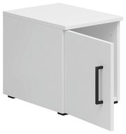 Weißer Aufsatzschrank mit geöffneter Tür und schwarzem Griff, perspektivisch von vorne rechts betrachtet.