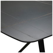 Nahaufnahme eines Gartentisches mit grauer, glatter Oberfläche und abgerundeten Ecken, aus seitlicher Perspektive.