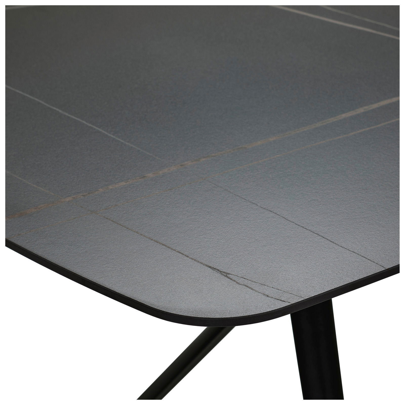 Nahaufnahme eines Gartentisches mit grauer, glatter Oberfläche und abgerundeten Ecken, aus seitlicher Perspektive.