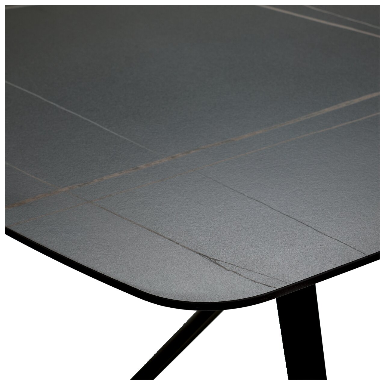 Nahaufnahme eines Gartentisches mit grauer, glatter Oberfläche und abgerundeten Ecken, aus seitlicher Perspektive.