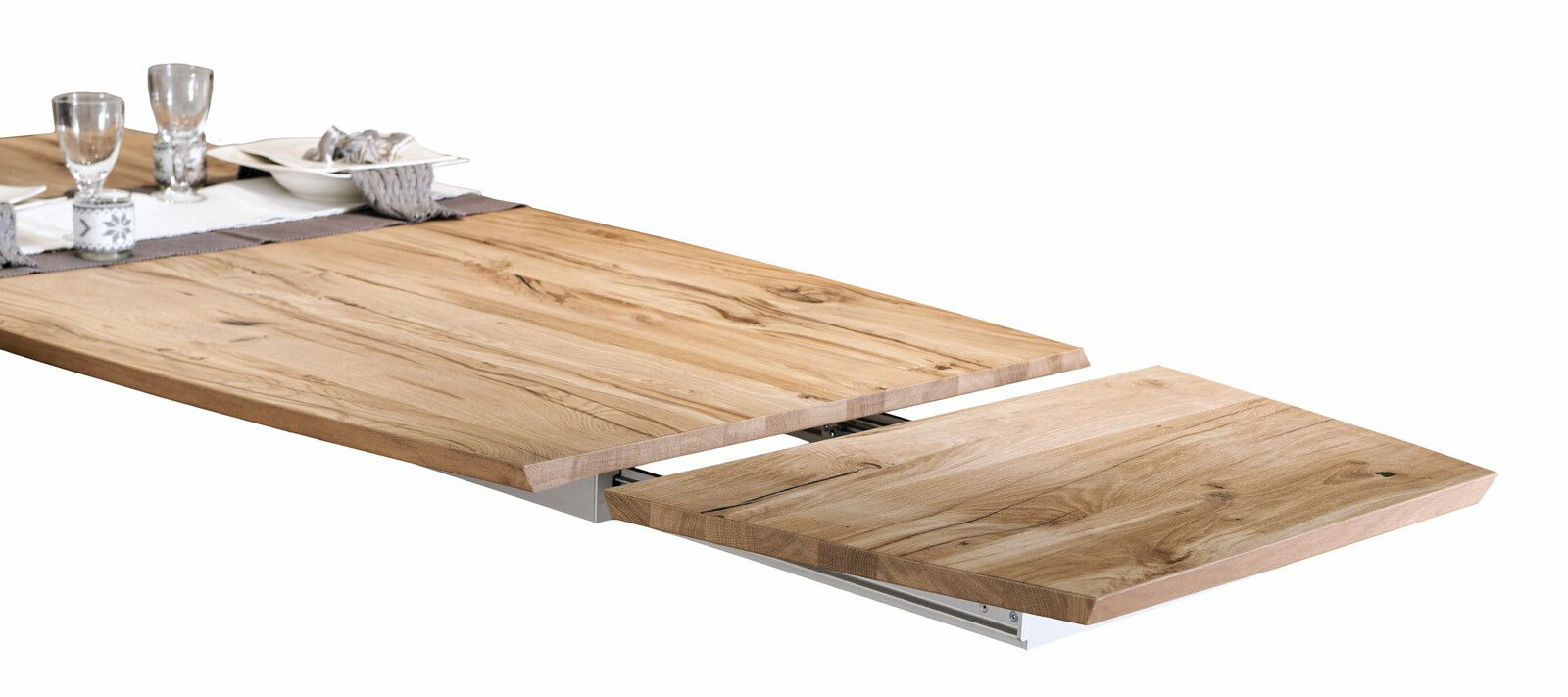 Erweiterbarer Esstisch aus Holz in heller Holzoptik, seitliche Perspektive