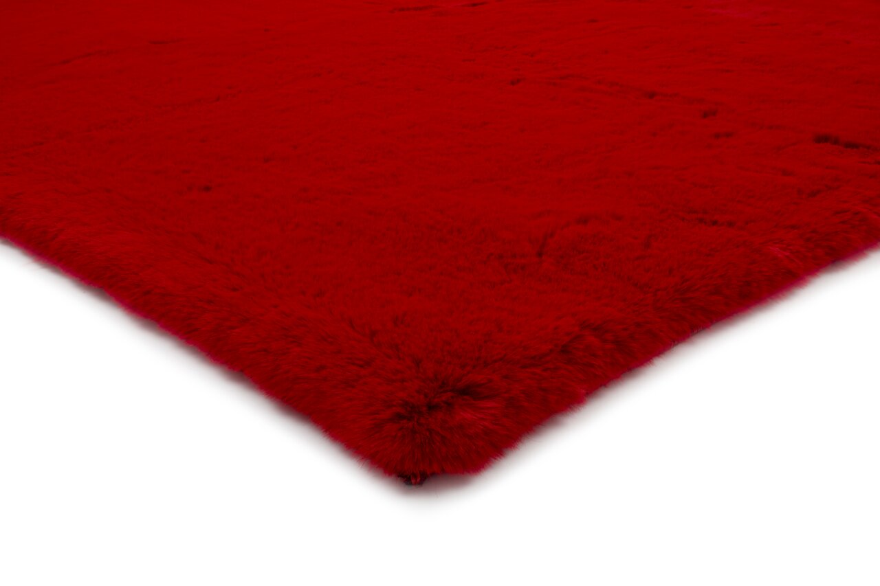 Roter Fellteppich in Nahaufnahme, perspektivisch von der Ecke aus gesehen.