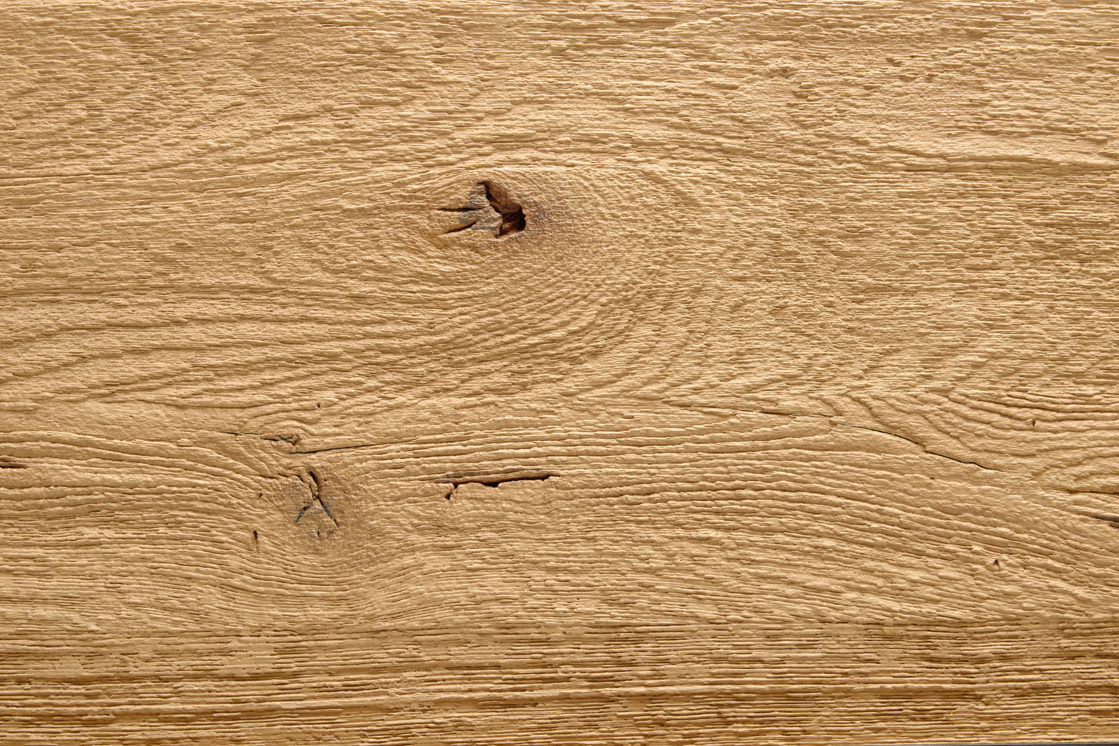 Nahaufnahme einer Holzoberfläche mit natürlicher Maserung und Astloch.