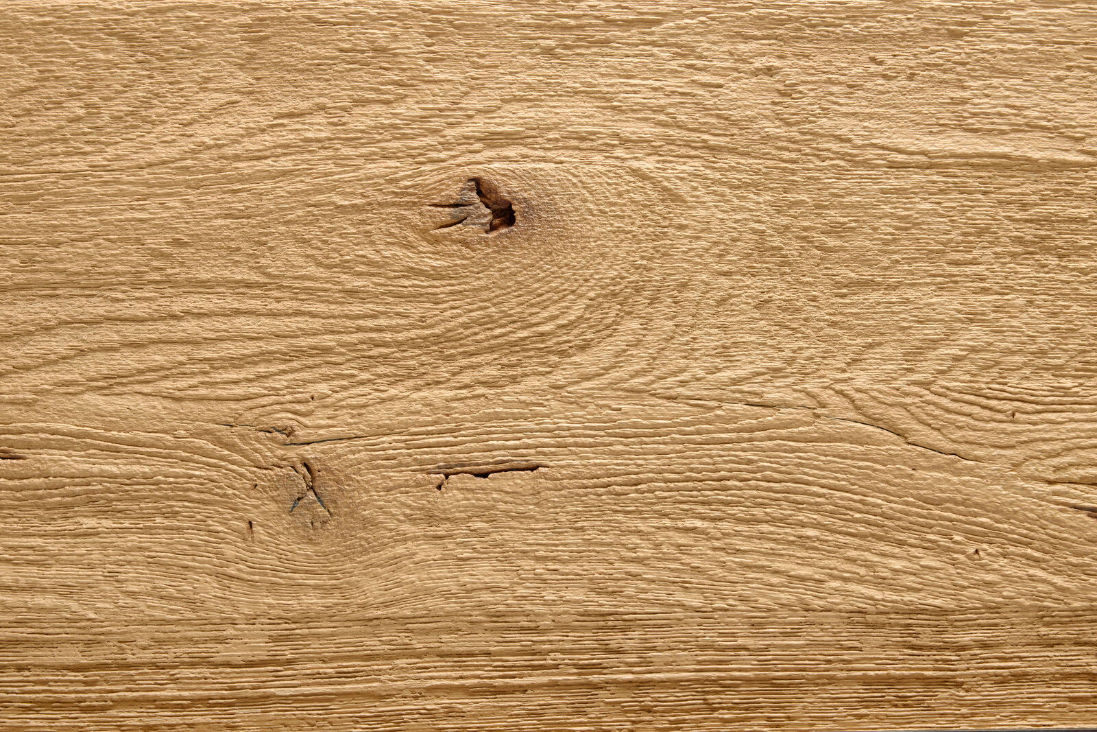 Nahaufnahme einer Holzoberfläche mit natürlicher Maserung und Astloch.