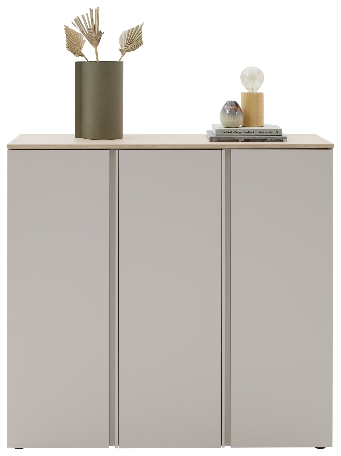 Modernes Sideboard mit drei grauen Fronten und heller Holzplatte, dekoriert mit Vase und Lampe, frontal aus leicht erhöhter Perspektive vor weißem Hintergrund.