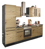 Moderne Küchenzeile in Holzoptik mit Elektrogeräten, frontal betrachtet.