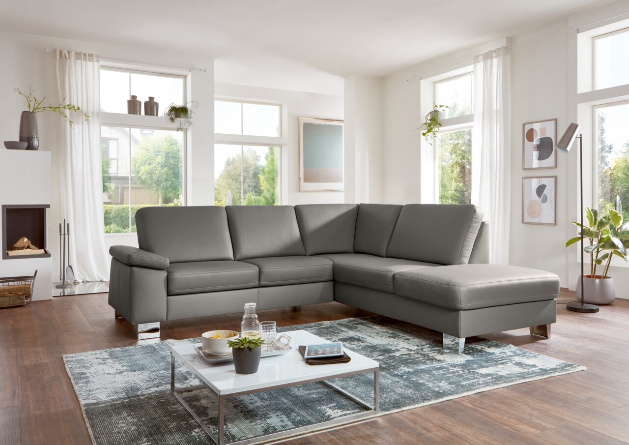 Graue Polsterrundecke in modernem Wohnzimmer, seitliche Perspektive