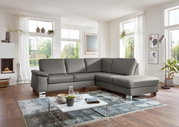 Graue Polsterrundecke in modernem Wohnzimmer, seitliche Perspektive