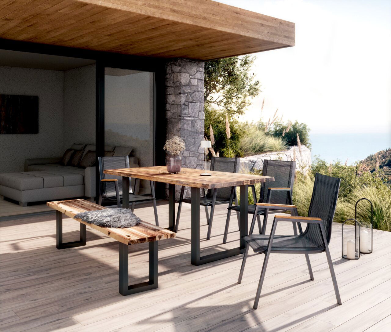 Ambia Garden Gartenbank TAHITI Moderner Gartentisch und Gartenbank aus Holz und Metall auf einer Terrasse mit Meerblick, seitliche Perspektive.