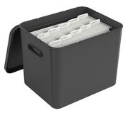 Schwarze Archivbox mit geöffnetem Deckel, gefüllt mit sortierten Dokumenten, seitliche Perspektive