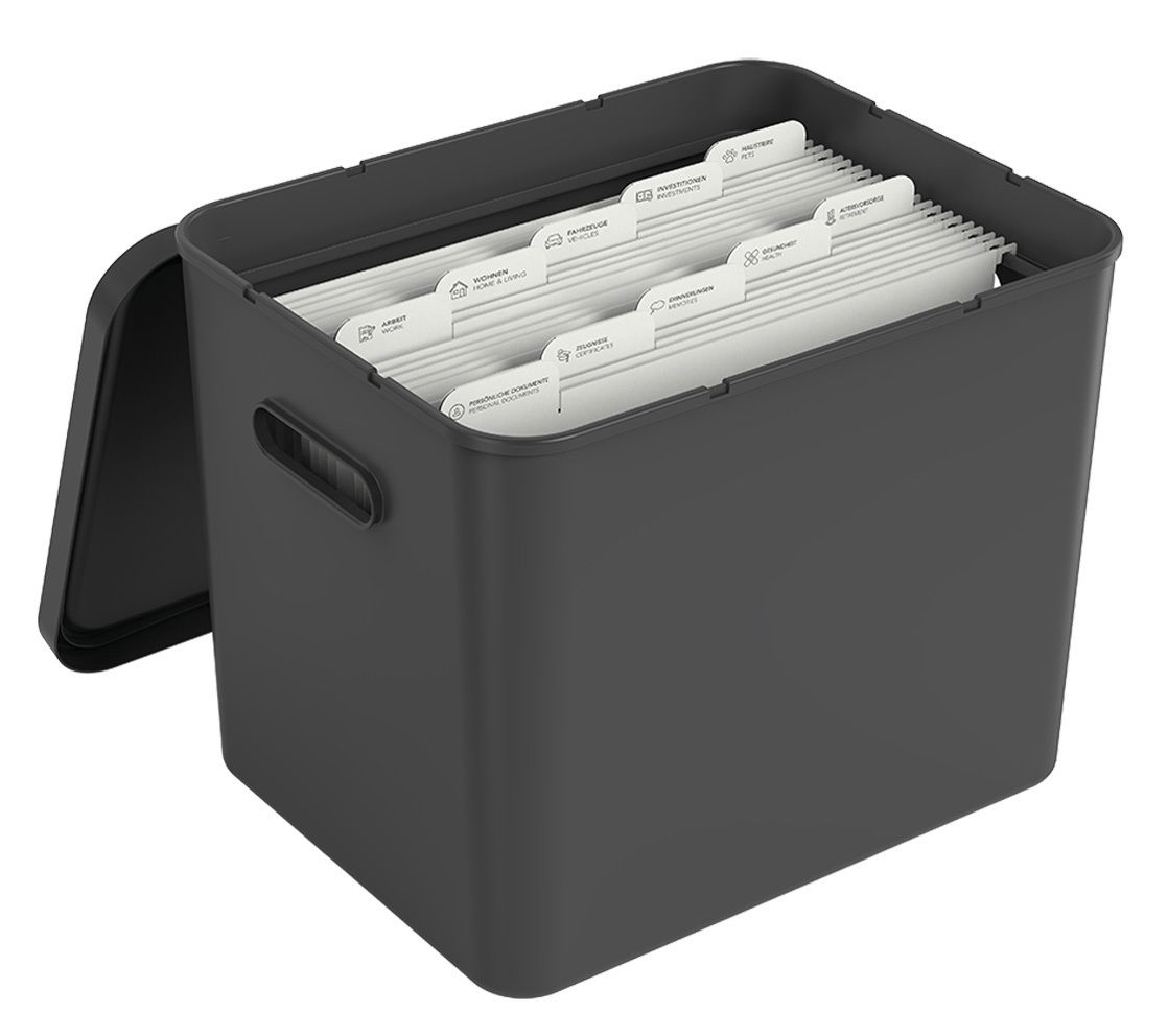 Schwarze Archivbox mit geöffnetem Deckel, gefüllt mit sortierten Dokumenten, seitliche Perspektive
