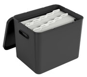 Schwarze Archivbox mit geöffnetem Deckel, gefüllt mit sortierten Dokumenten, seitliche Perspektive