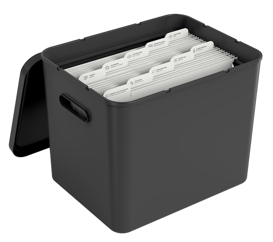 Schwarze Archivbox mit geöffnetem Deckel, gefüllt mit sortierten Dokumenten, seitliche Perspektive