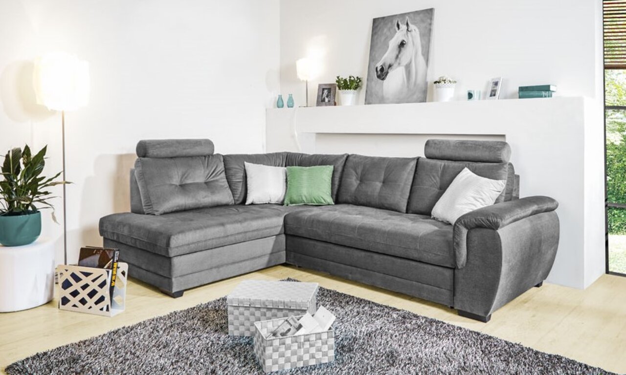 Graue Rundecke mit Kissen in modernem Wohnzimmer, seitliche Perspektive