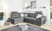 Graue Rundecke mit Kissen in modernem Wohnzimmer, seitliche Perspektive
