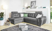 Graue Rundecke mit Kissen in modernem Wohnzimmer, seitliche Perspektive