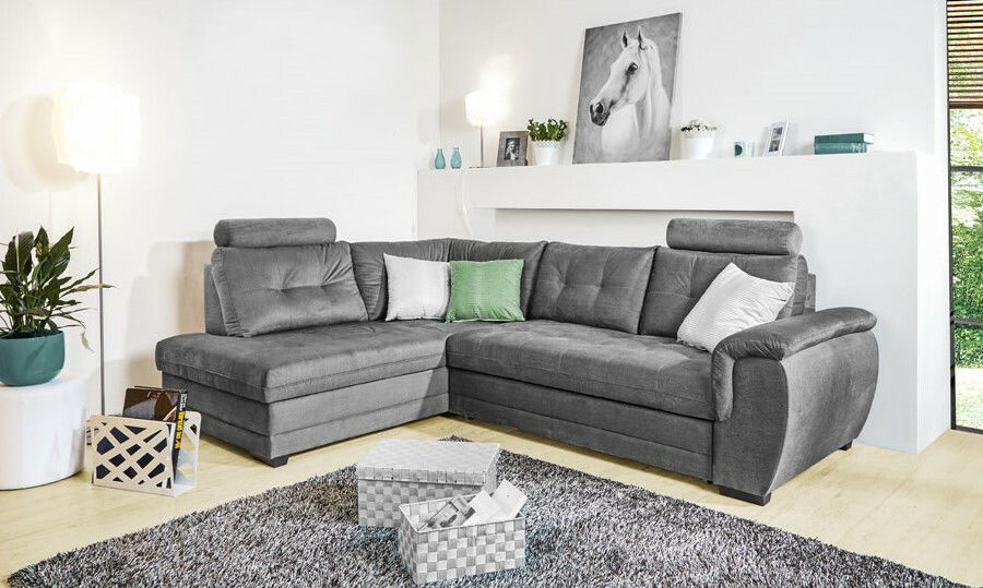 Graue Rundecke mit Kissen in modernem Wohnzimmer, seitliche Perspektive