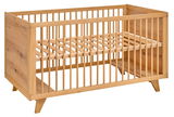 Holz-Babybett in Seitenansicht mit Gitterstäben und erhöhtem Lattenrost