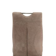 Rückansicht eines Schwingstuhls mit braunem Bezug und Metallgriff.