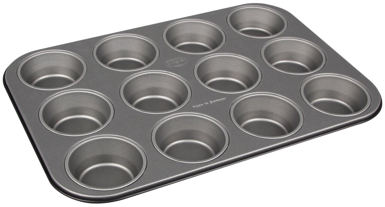 Muffinform aus Metall mit 12 Vertiefungen, schräg von oben fotografiert