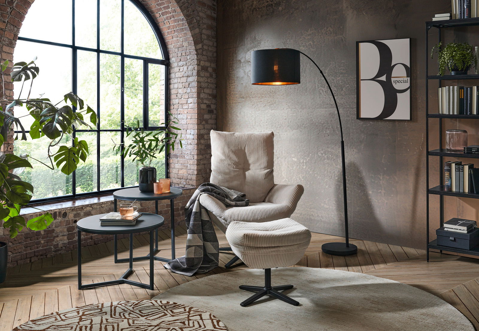 Moderner Relaxsessel mit Hocker in einem stilvollen Wohnzimmer, seitliche Perspektive.