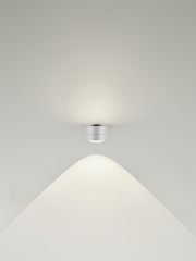 LED-Wandleuchte in moderner, minimalistischer Ausführung, von vorne betrachtet, mit nach oben und unten gerichteter Lichtverteilung.