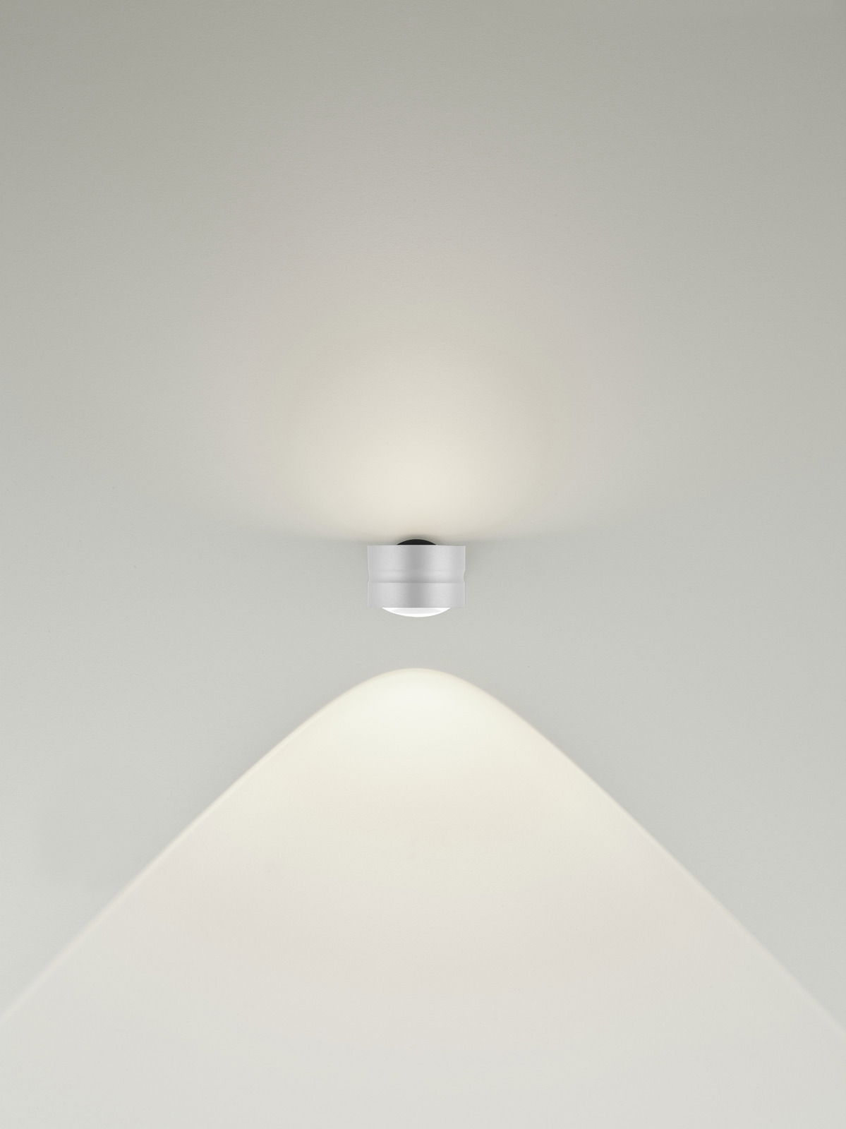 LED-Wandleuchte in moderner, minimalistischer Ausführung, von vorne betrachtet, mit nach oben und unten gerichteter Lichtverteilung.