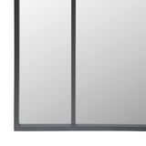 Nahaufnahme eines rechteckigen Spiegels mit schwarzem Rahmen, perspektivisch von vorne aufgenommen.