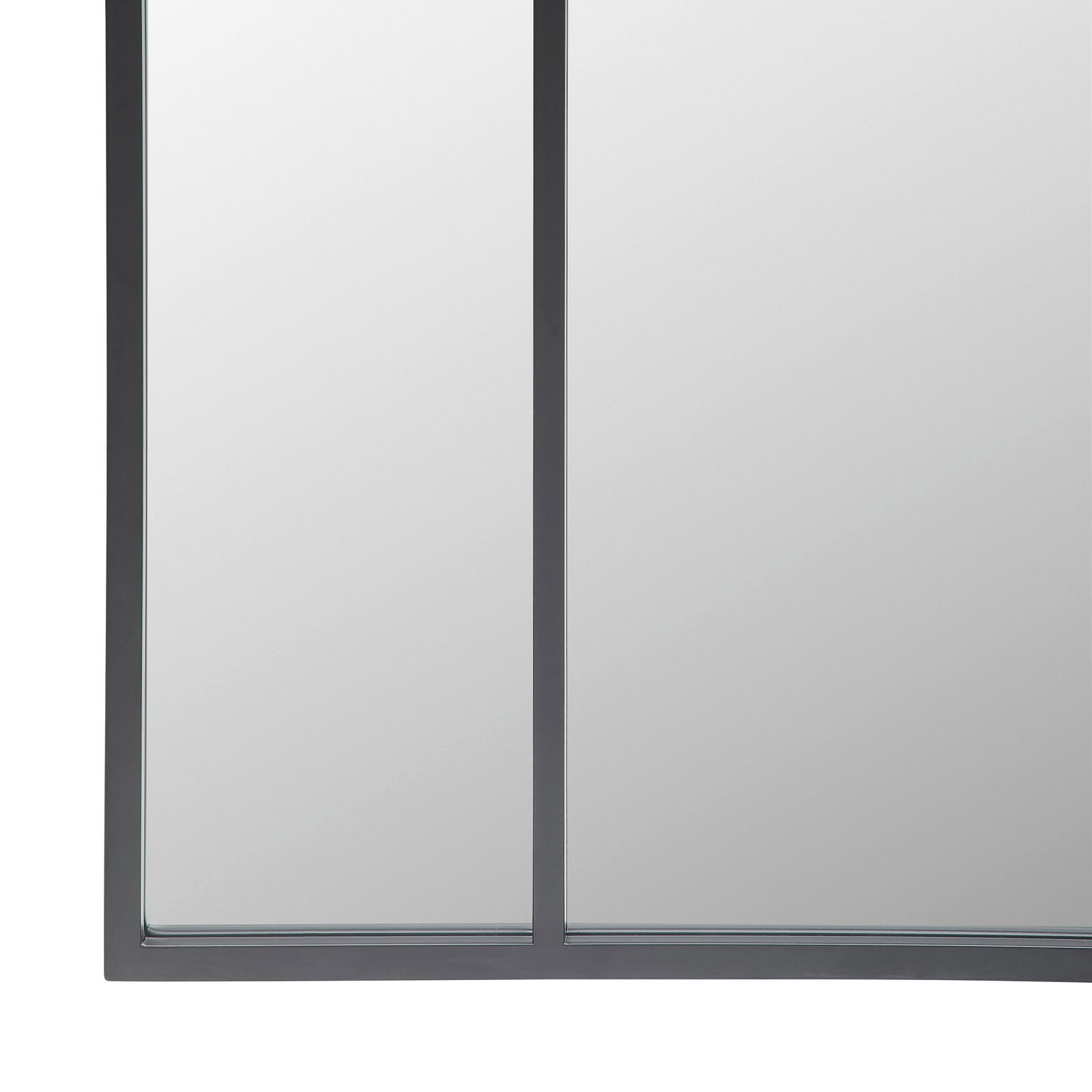 Nahaufnahme eines rechteckigen Spiegels mit schwarzem Rahmen, perspektivisch von vorne aufgenommen.