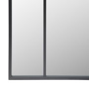 Nahaufnahme eines rechteckigen Spiegels mit schwarzem Rahmen, perspektivisch von vorne aufgenommen.