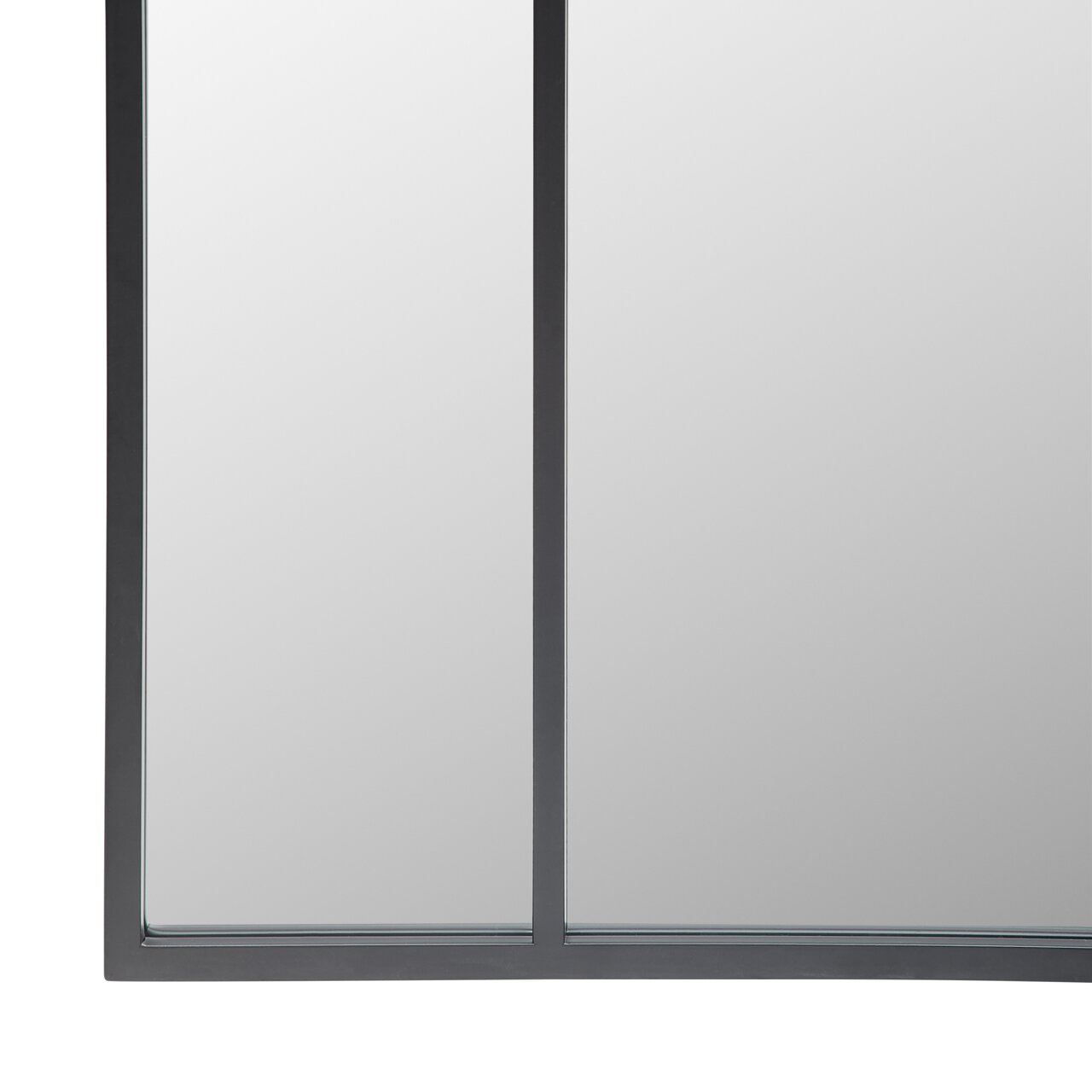 Nahaufnahme eines rechteckigen Spiegels mit schwarzem Rahmen, perspektivisch von vorne aufgenommen.