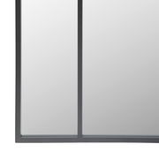 Nahaufnahme eines rechteckigen Spiegels mit schwarzem Rahmen, perspektivisch von vorne aufgenommen.