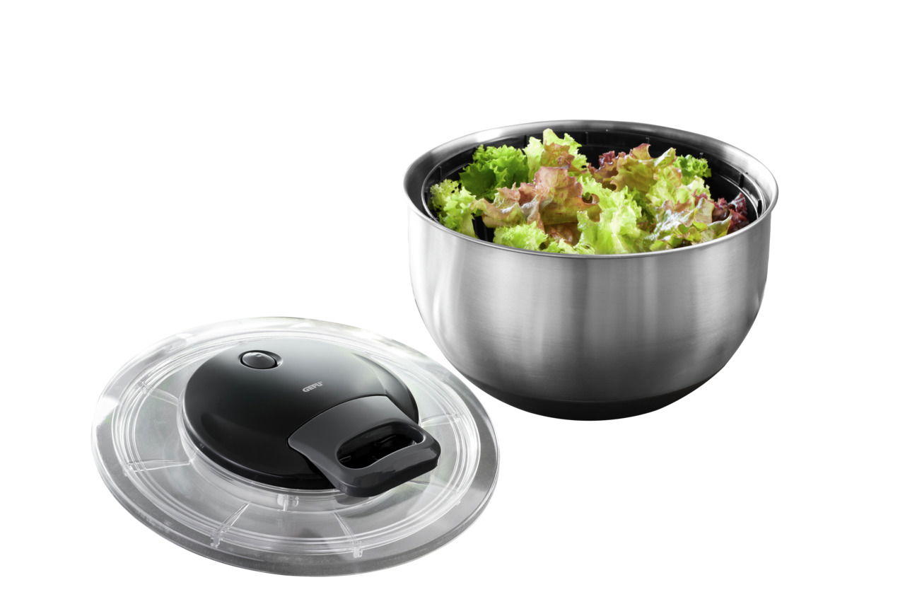 Salatschleuder PULLIT aus Edelstahl mit abnehmbarem Deckel, gefüllt mit frischem Salat, seitliche Perspektive