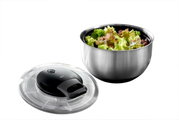 Salatschleuder PULLIT aus Edelstahl mit abnehmbarem Deckel, gefüllt mit frischem Salat, seitliche Perspektive