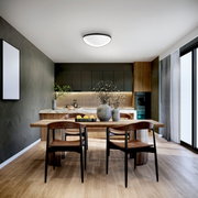 Moderne led-plafondlamp in een stijlvolle eetkamer, van onderaf gezien.