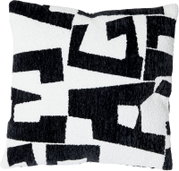 Vooraanzicht van een vierkant sierkussen met zachte textuur en abstract zwart-wit geometrisch patroon