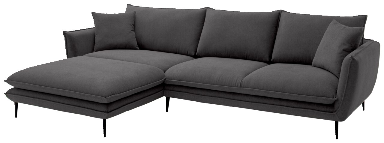Donkergrijze L-vormige hoekbank met een poef aan de linkerkant, brede zitkussens en meerdere rugkussens op slanke zwarte metalen poten, in een schuin vooraanzicht, vrijstaand vanaf links.