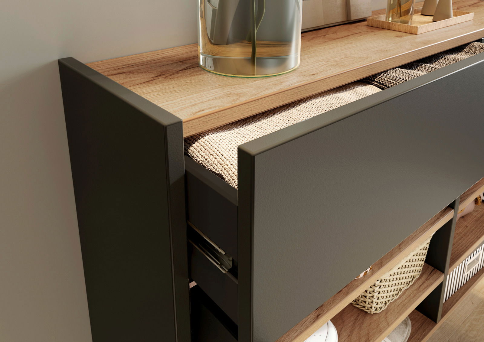 Nahaufnahme eines modernen Hängeschuhschranks mit dunkler Front und Holzoberfläche, teilweise geöffnete Schublade mit Textilien, seitliche Perspektive.