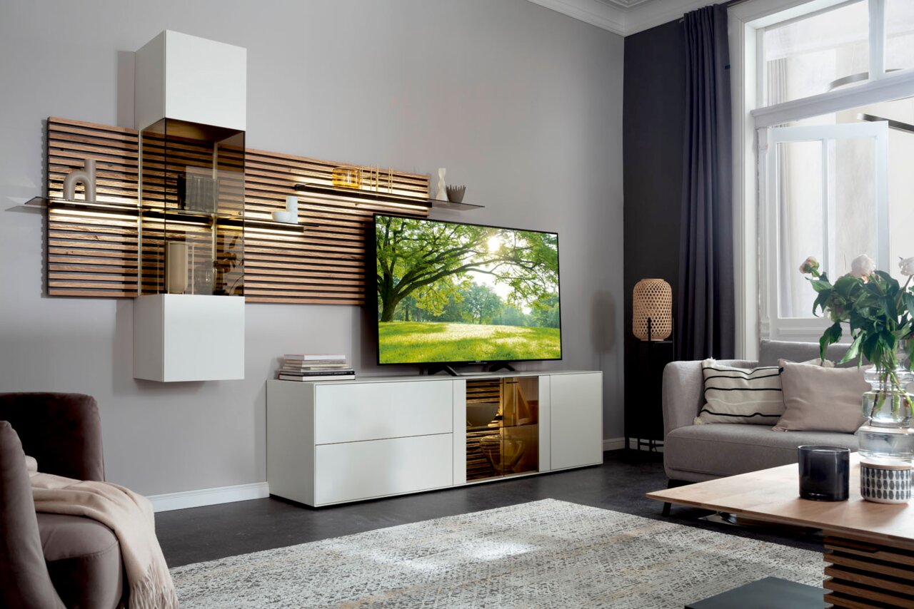 Schöner Wohnen Wandcombinatie YONNA Moderne Wandkombination YONNA in einem stilvollen Wohnzimmer, seitliche Perspektive