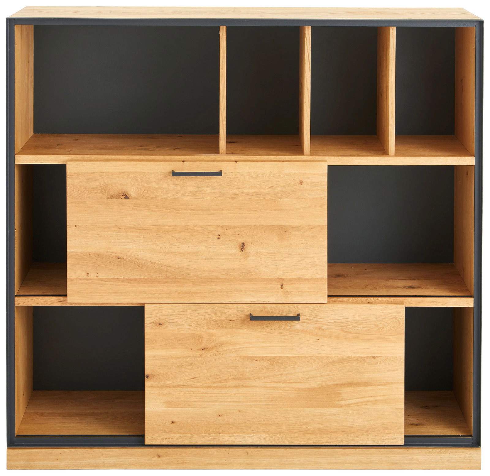 Frontansicht eines Regal-Schiebetürenschranks aus Holz mit mehreren offenen Fächern und zwei Schiebetüren.