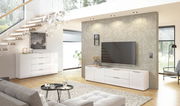 Modernes Wohnzimmer mit weißem Sideboard und TV-Lowboard, seitliche Perspektive