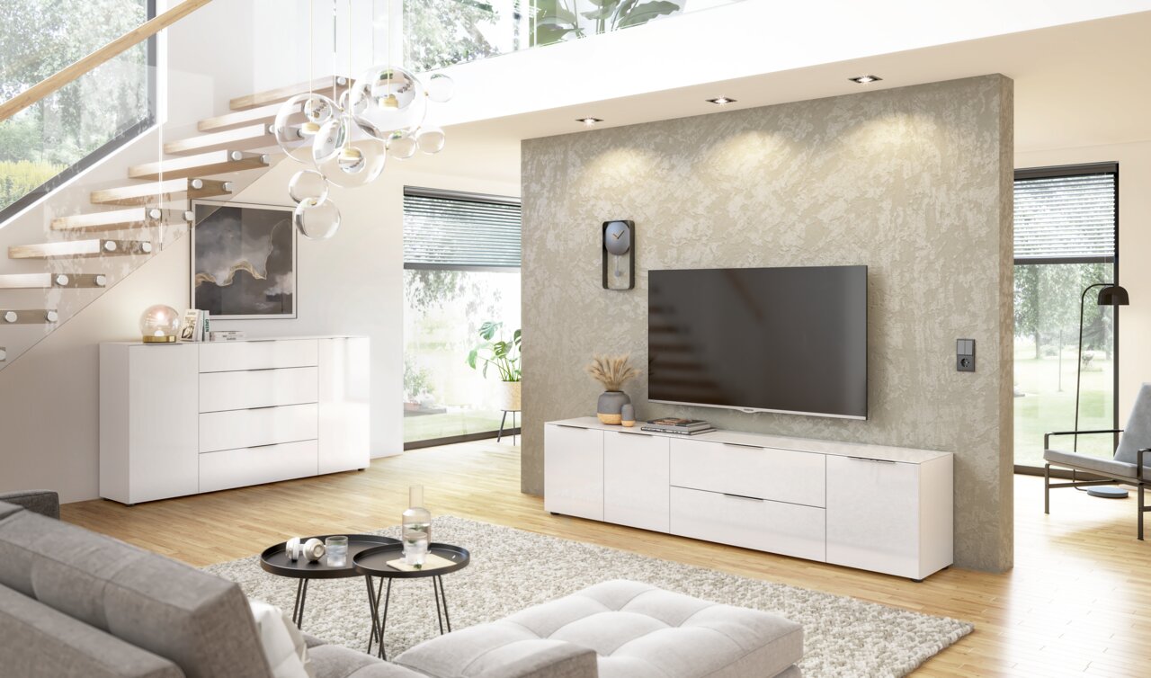 Modernes Wohnzimmer mit weißem Sideboard und TV-Lowboard, seitliche Perspektive