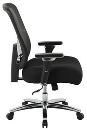 Seitliche Ansicht eines schwarzen Chefsessels mit verstellbaren Armlehnen und einem verchromten Fußkreuz auf Rollen.