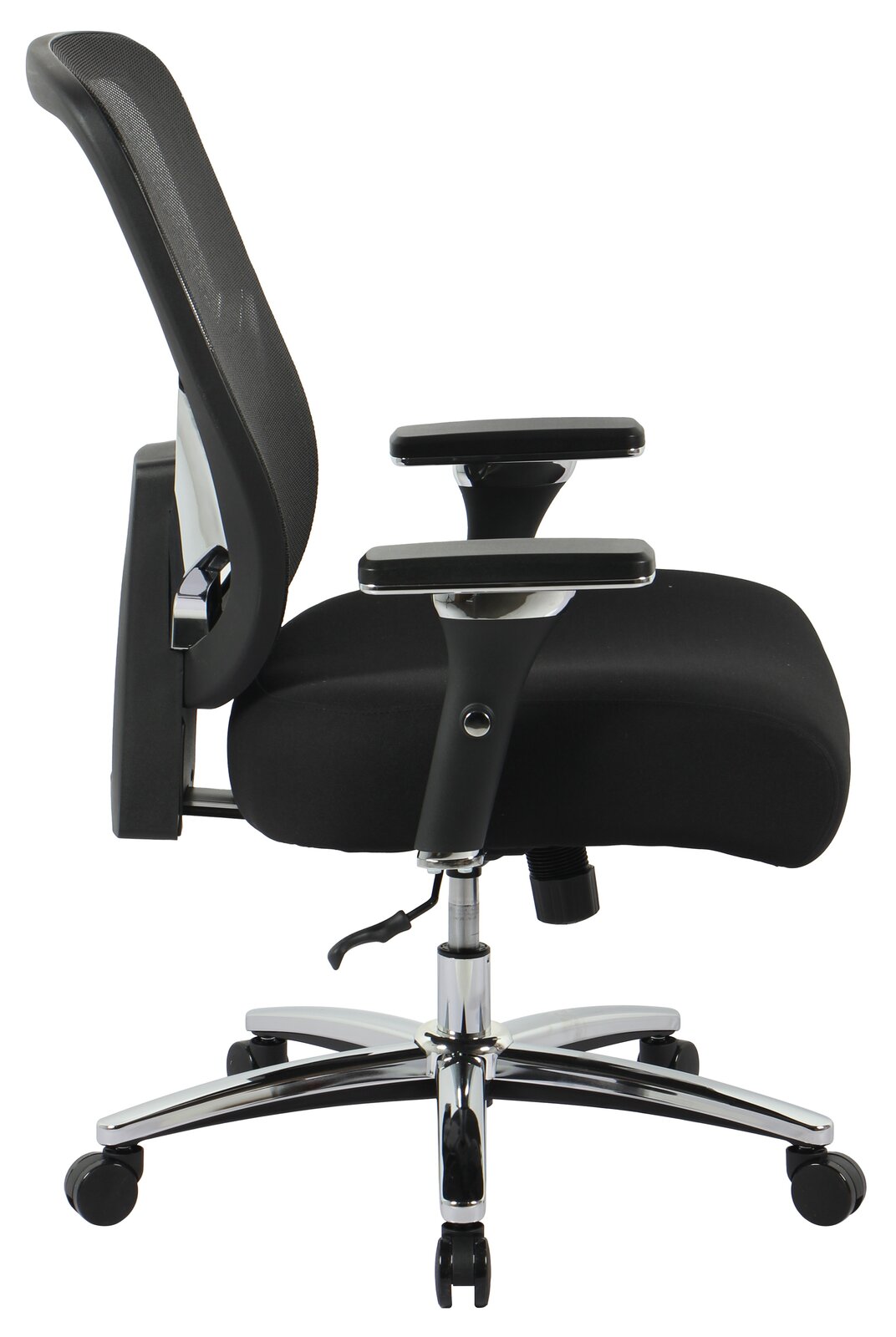 Seitliche Ansicht eines schwarzen Chefsessels mit verstellbaren Armlehnen und einem verchromten Fußkreuz auf Rollen.