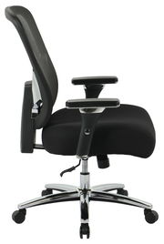 Seitliche Ansicht eines schwarzen Chefsessels mit verstellbaren Armlehnen und einem verchromten Fußkreuz auf Rollen.