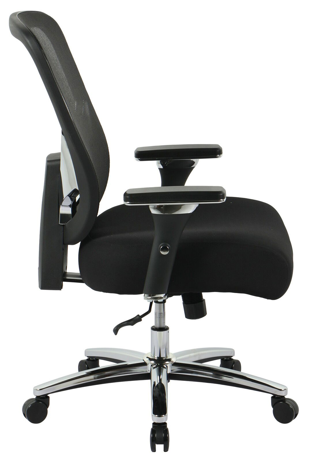 Seitliche Ansicht eines schwarzen Chefsessels mit verstellbaren Armlehnen und einem verchromten Fußkreuz auf Rollen.
