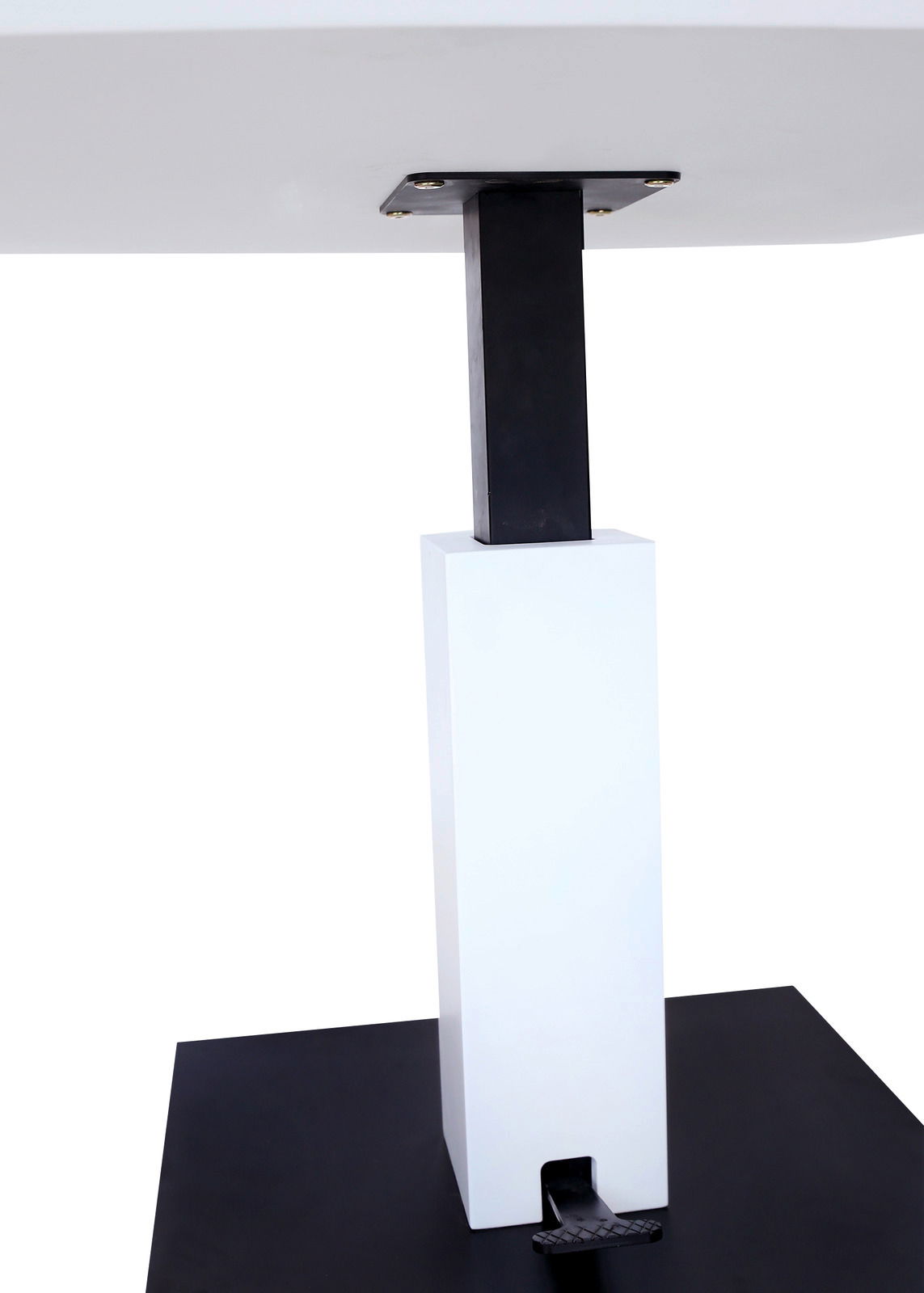 Nahaufnahme eines Couchtischs mit einem modernen, rechteckigen weißen Bein und schwarzem Fuß, von der Seite betrachtet.