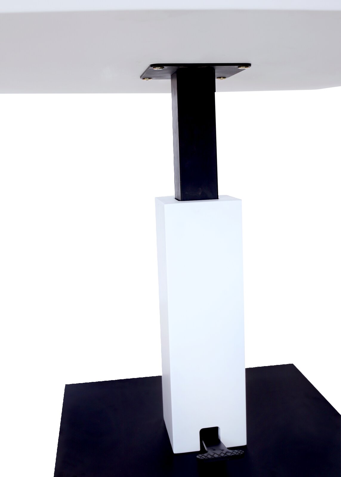 Close-up van een salontafel met een moderne, rechthoekige witte poot en een zwarte voet, gezien vanaf de zijkant.